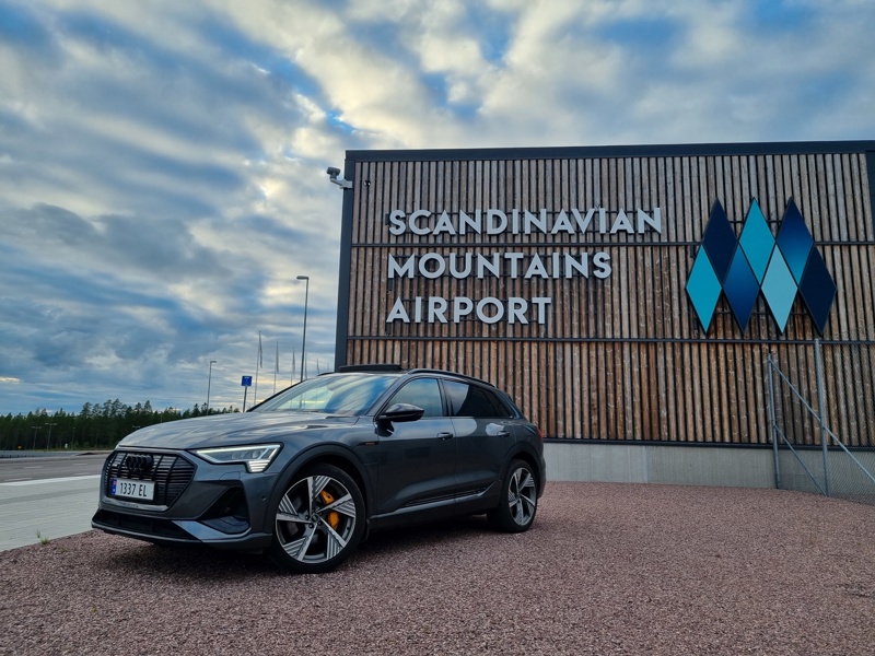 Audi e-tron 55 s-line i Daytona grå