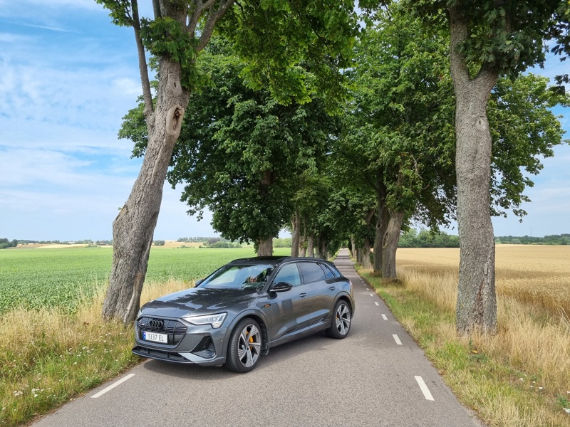 Audi e-tron 55 s-line i Daytona grå
