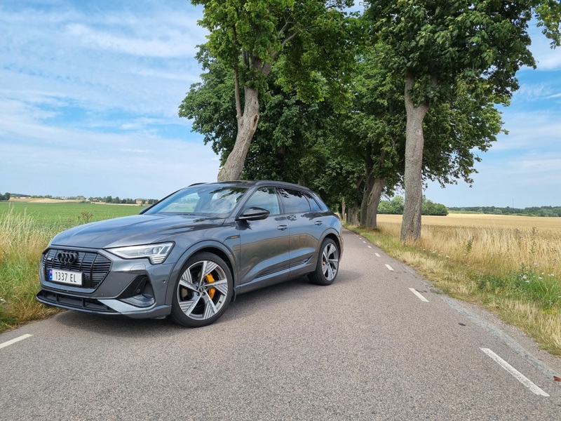 Audi e-tron 55 s-line i Daytona grå