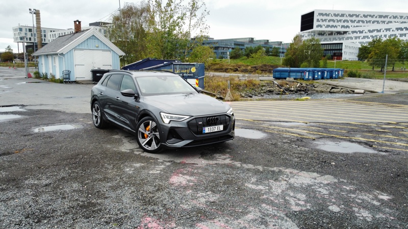 Audi e-tron 55 s-line i Daytona grå