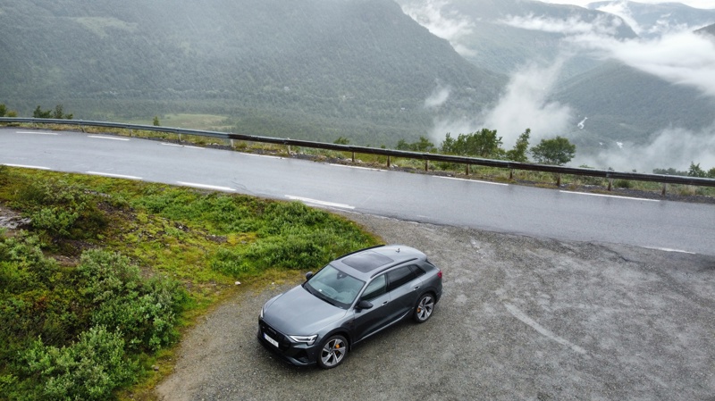Audi e-tron 55 s-line i Daytona grå