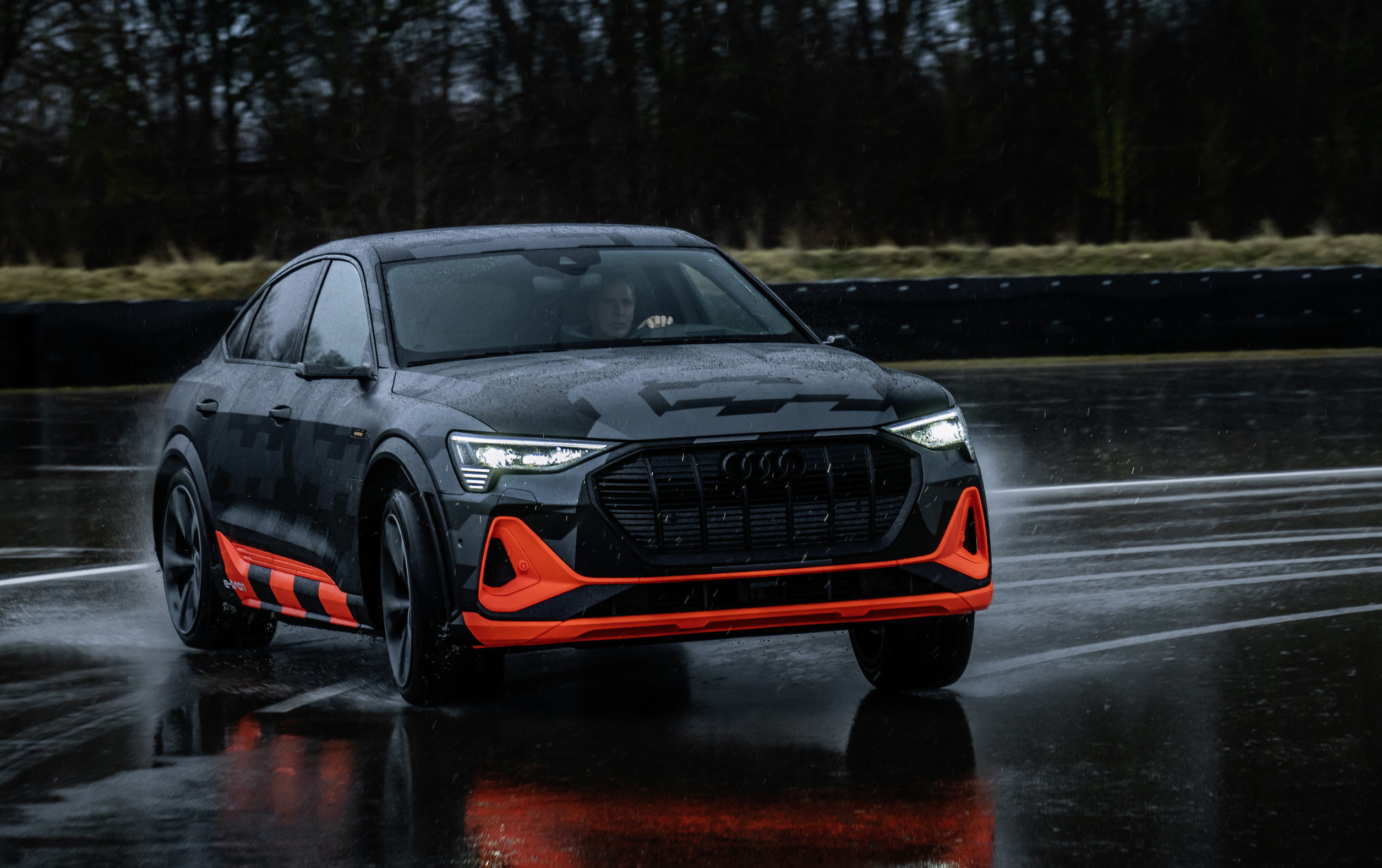 Audi e-tron S med en tung høyrefot i regnet