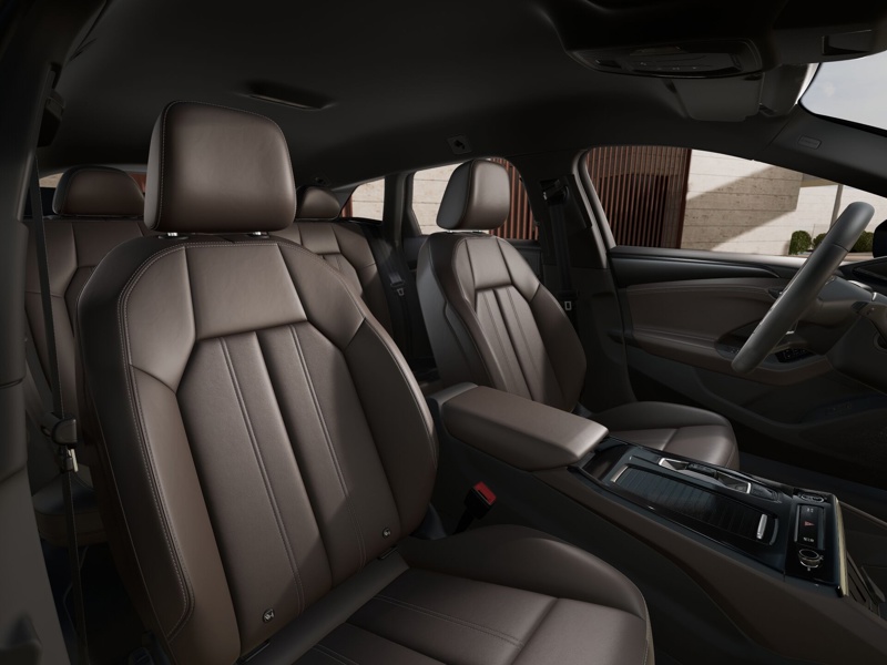 Normal seats with black leather - Interior Package PWB