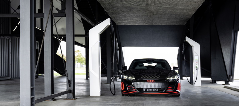 Audi e-tron GT kan lade med opptil 270kW