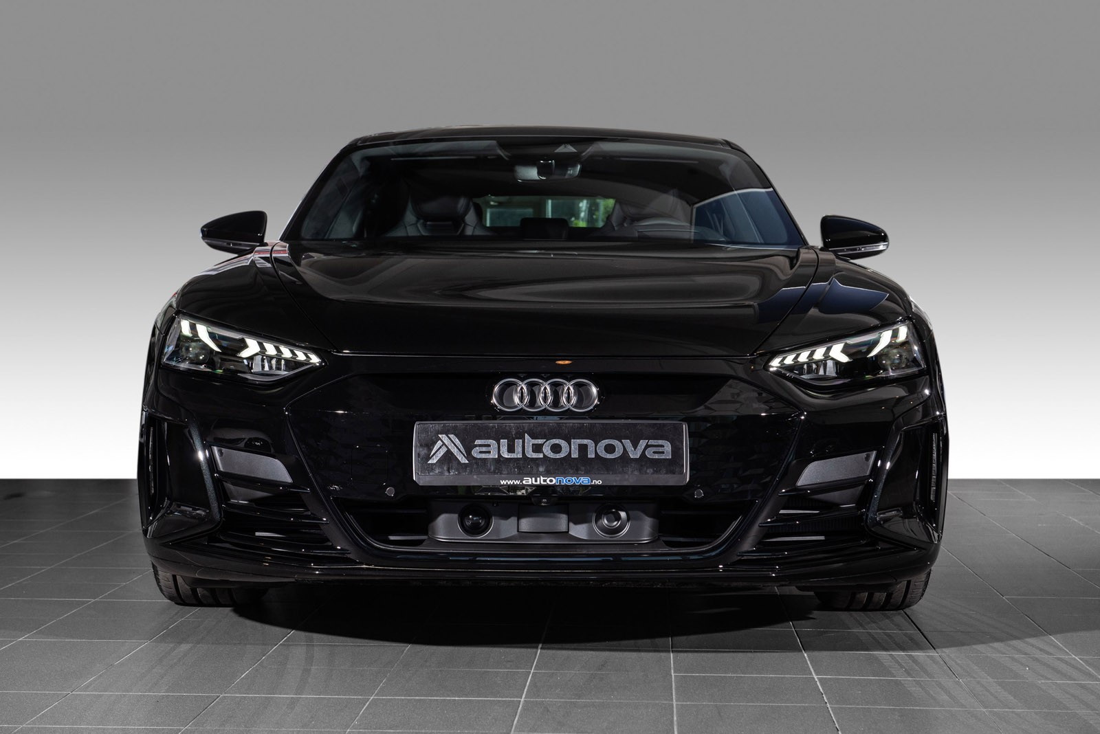 Black optics with singleframe grill in body color (Mythos)