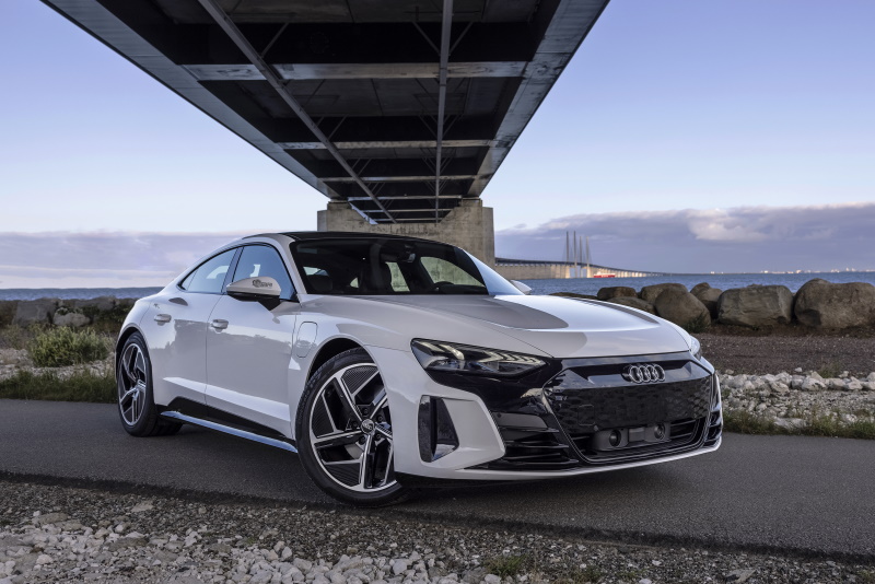 Audi e-tron GT in Ibis White with black optics