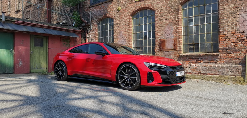 Audi e-tron GT in Tango Red