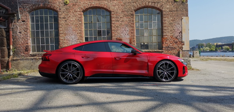 Audi e-tron GT in Tango Red