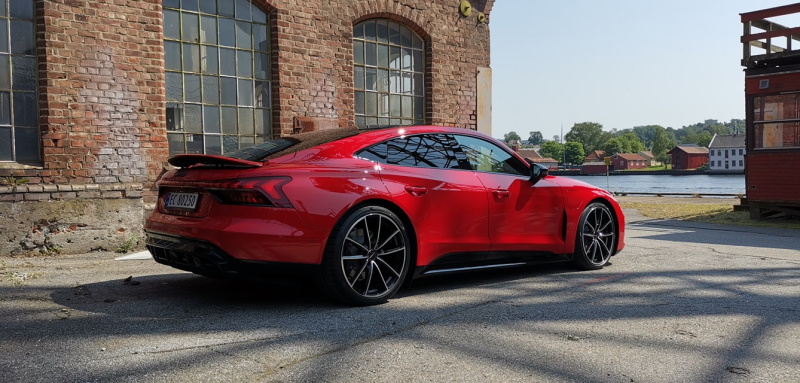 Audi e-tron GT in Tango Red