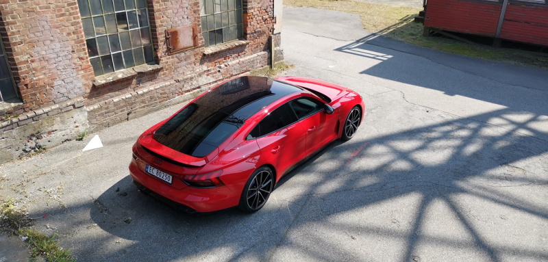 Tangorød Audi e-tron GT