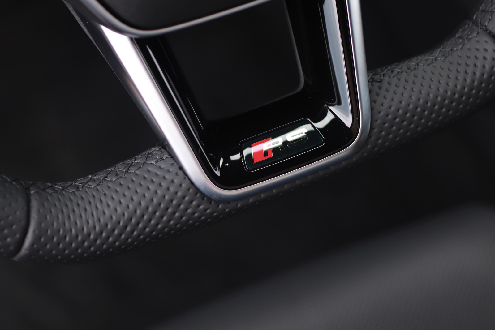 På Audi RS e-tron GT får du et RS-merke på rattet