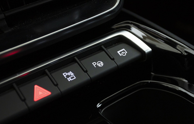 You activate the search for parking spaces with a button in the center console when the parking aid is switched on in the display.