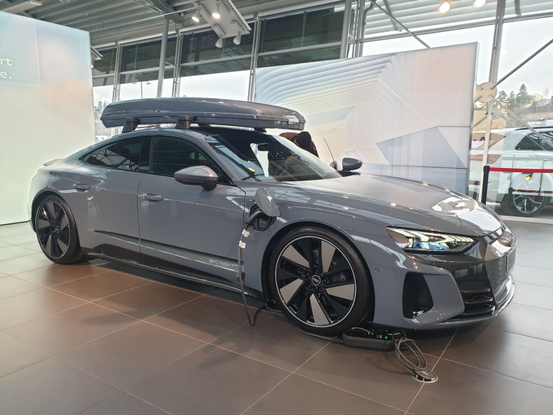 e-tron GT with roof box