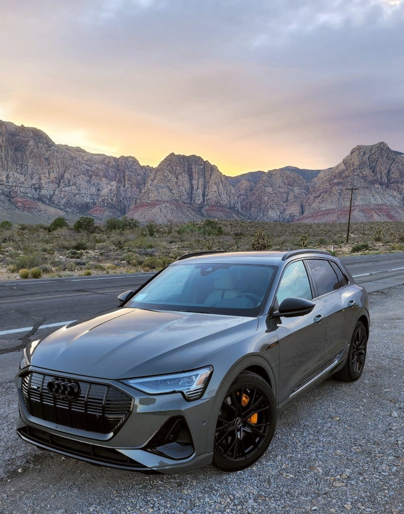 Audi e-tron 55 i Chronos Grey med sort optikk
