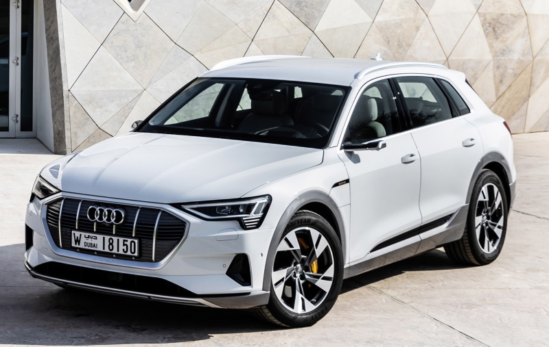 Audi e-tron 55 i isbrehvit med kontrastfarge