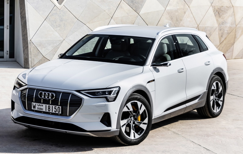 Audi e-tron 55 in glacier white with contrast color