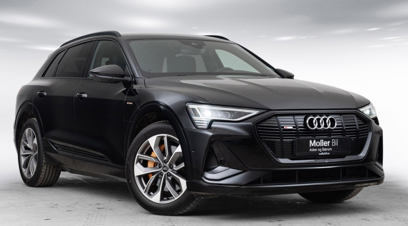 Audi e-tron 55 i Mythos Black med sort optikk