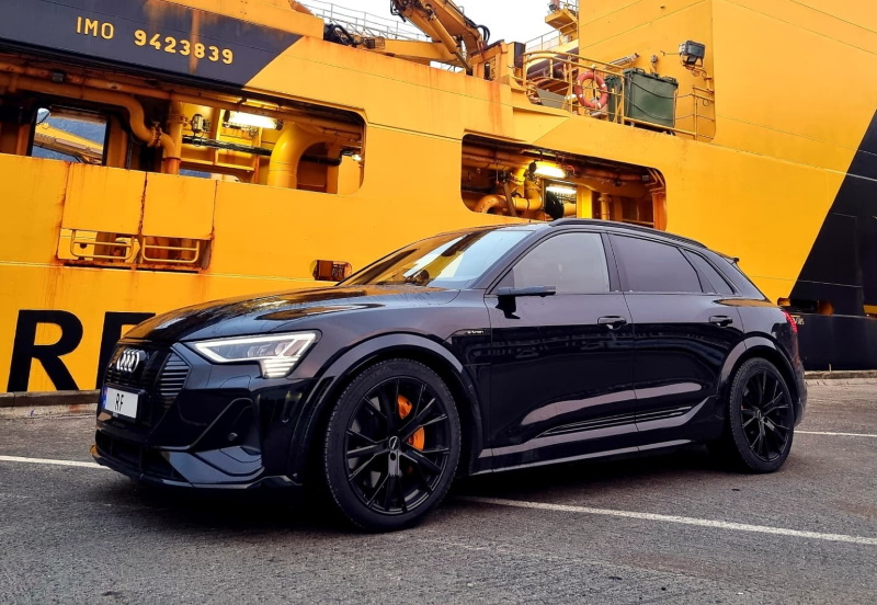 Audi e-tron  S60 in Mythos Black with black optics