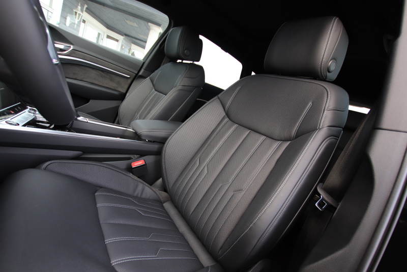 Individual Contour Seats in black Valcona Leather