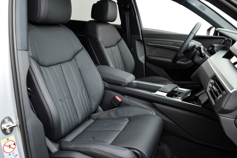 Individual Contour Seats in perfored black Valcona Leather with ventilation
