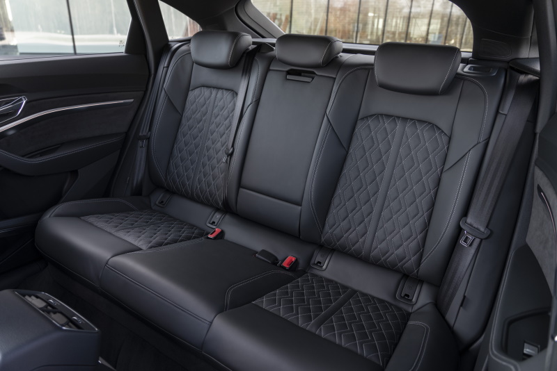 S-Sport seats in black Valcona leather