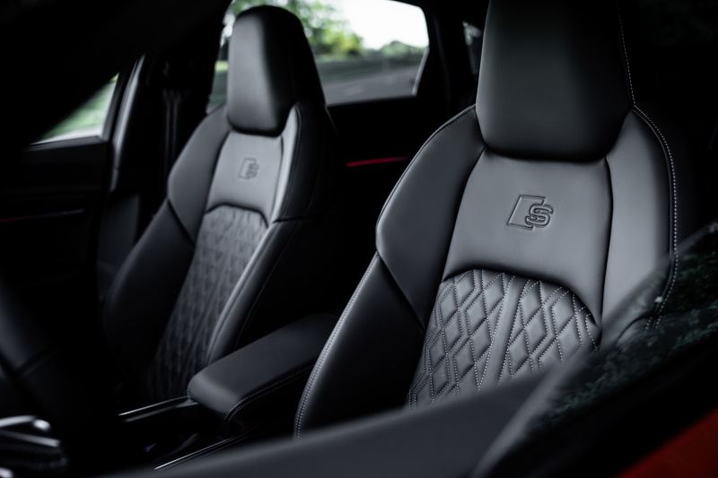 S-Sport seats in black Valcona leather