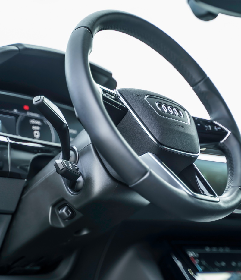 Knob to adjust height and depth of steering wheel electric