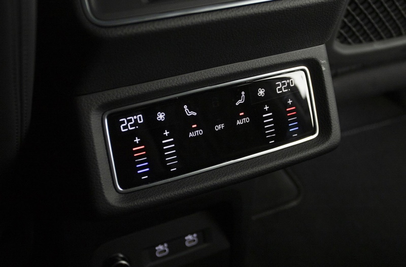 Display to control the two zones in the rear seat