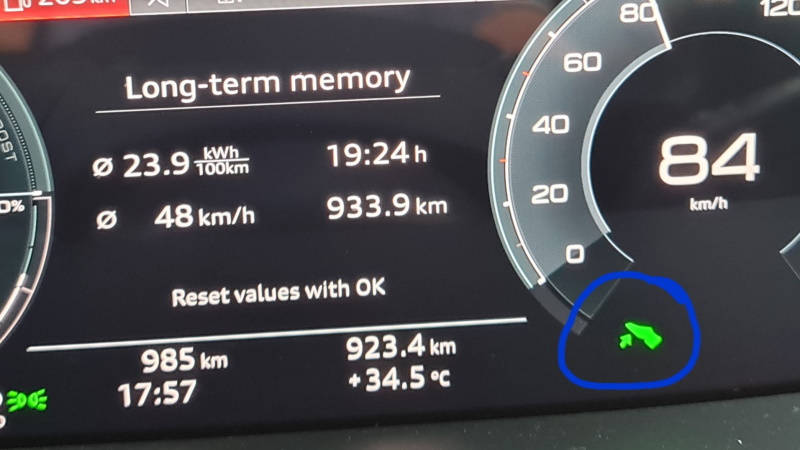 e-tron virtuell cockpit med symbol som viser for å løfte høyre fot