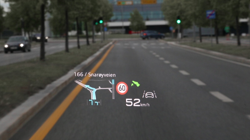Head-up-display med ruteinformasjon og effektivitetsassistent som foreslår å bremse ned