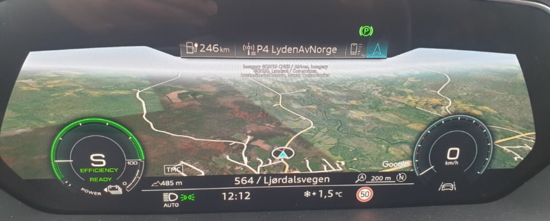 Virtual Cockpit standardmodus infotainmentvisning - Navigasjon med Google maps