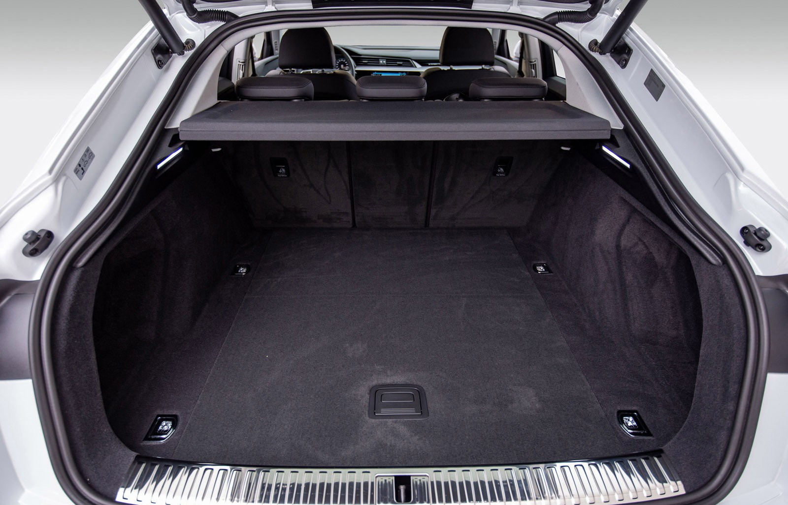 Standard bagasjerom Audi Q8 e-tron med feste til lastesikring