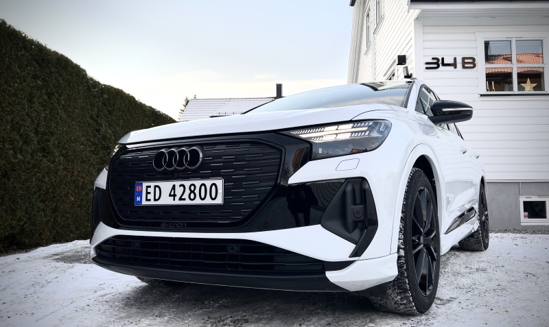 Isbrehvit Audi Q4 e-tron med sort optikk plus