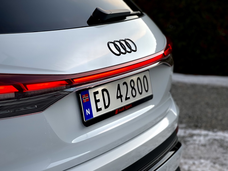 Isbrehvit Audi Q4 e-tron med sort optikk plus