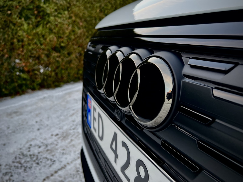 Isbrehvit Audi Q4 e-tron med sort optikk plus