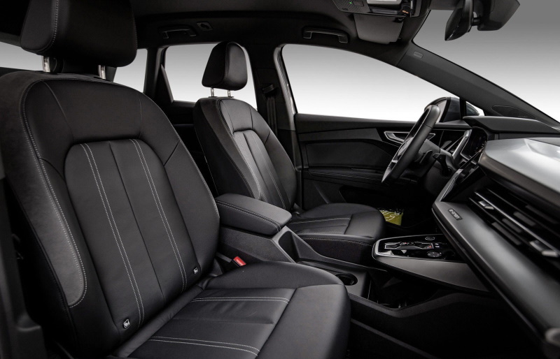 Standard seats in mono.pur 550 black leather (A0) from interior design package 1
