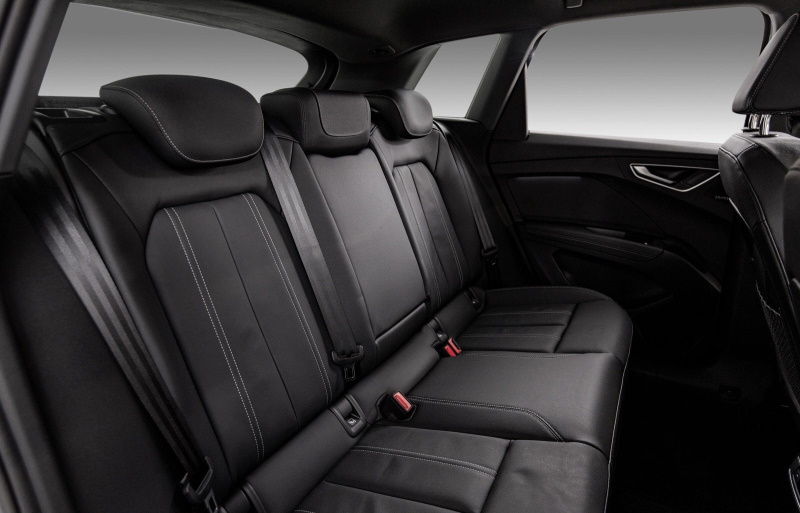 Standard seats in mono.pur 550 black leather (A0) from interior design package 1