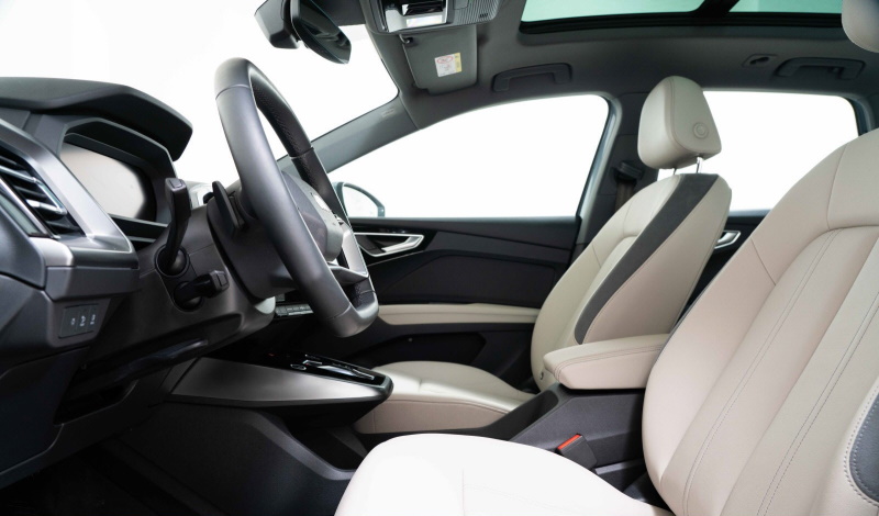 Standard seats in mono.pur 550 pergament beige leather (BH) from interior design package 3