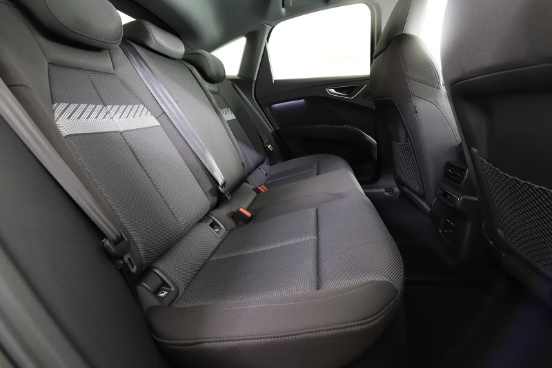 Sport seats in black Dynamik fabric (AI) from interior design package 4