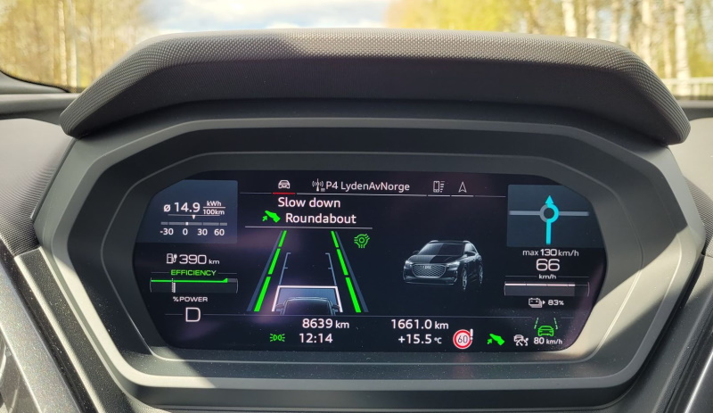 Prediktiv effektivitetshjelp i Audi Q4 e-tron, og anbefaler å bremse ned på grunn av en rundkjøring.