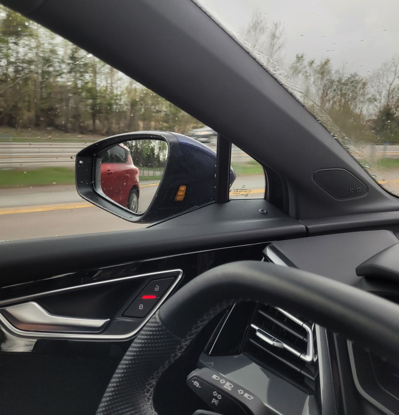 Audi Q4 speil med indikasjonslys for filskifteassistent