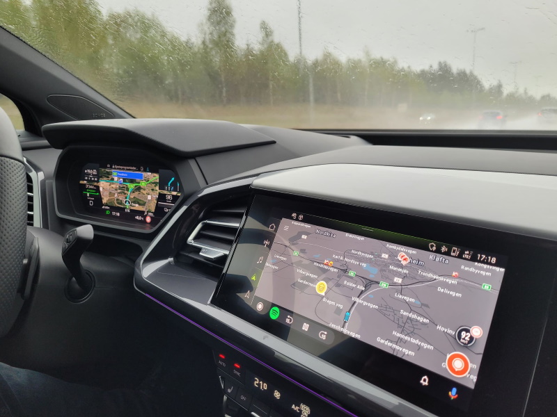 Waze navigasjon kombinert med bilens navigasjonssystem