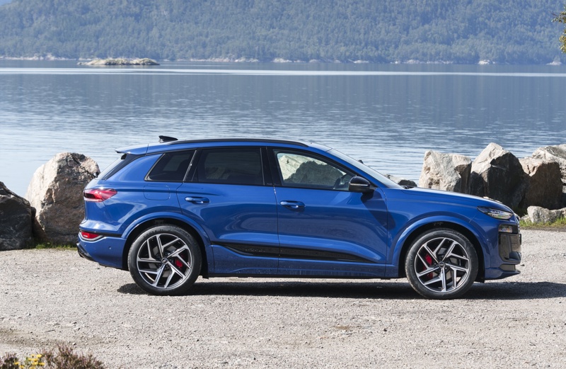 Audi Q6 e-tron in ascari blue