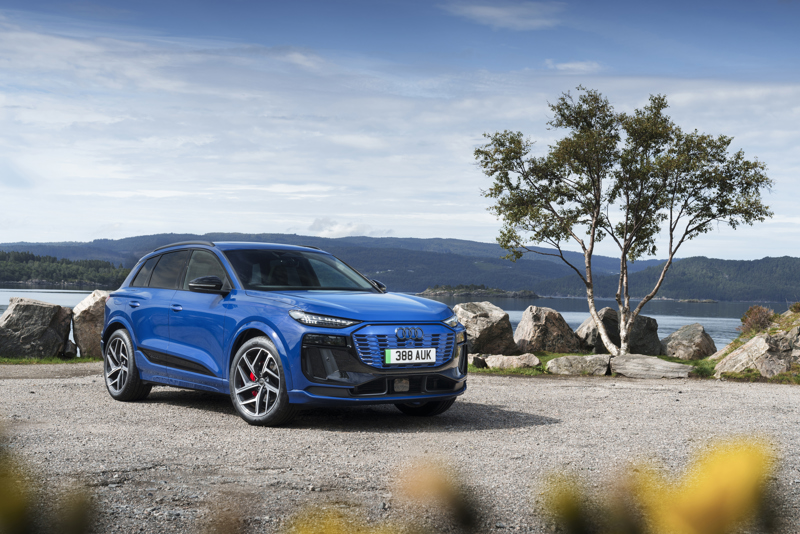 Audi Q6 e-tron in ascari blue