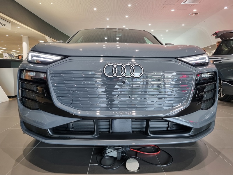 Audi Q6 e-tron in magnet gray