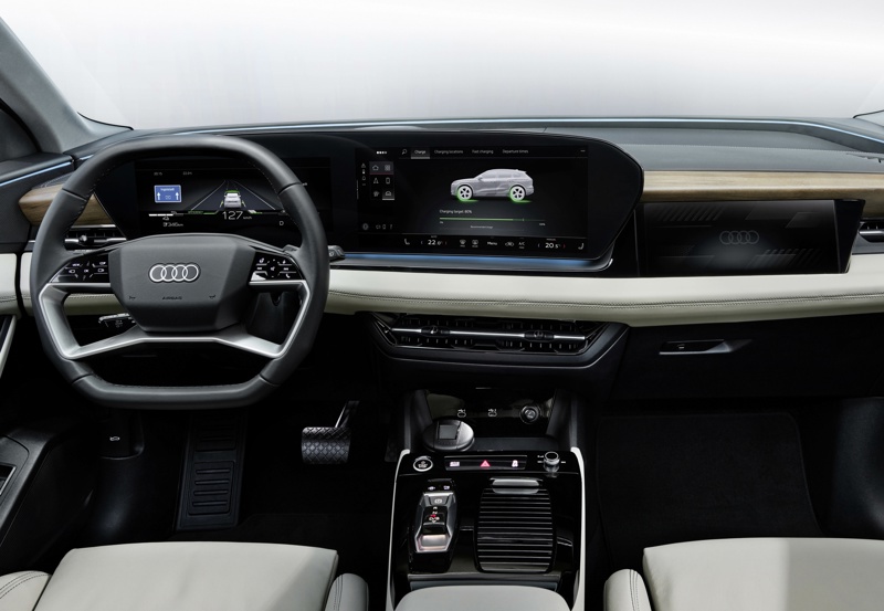 Audi Q6 e-tron med virtuell cockpit, MMI-skjerm, og MMI passasjerskjerm foran