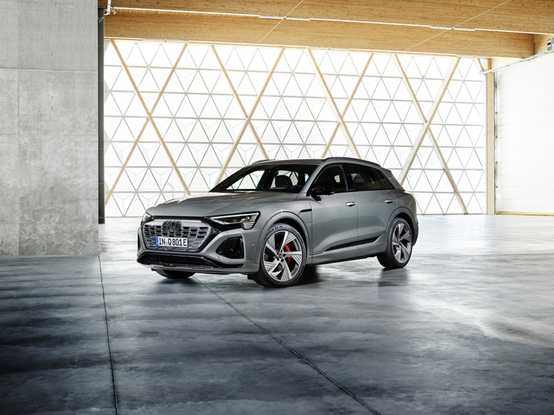 Audi e-tron 55 in Chronos Grey med sort optikk