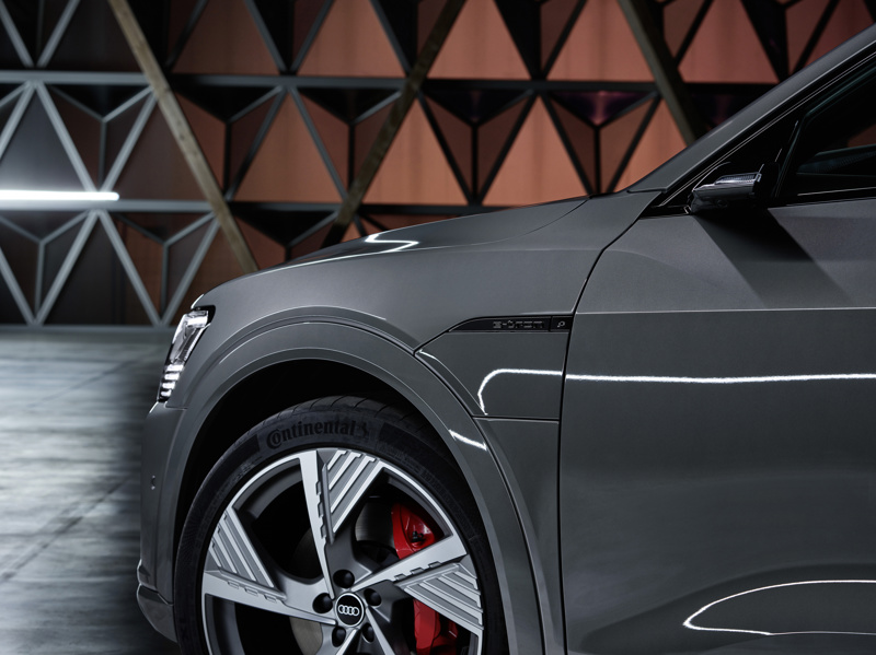 Audi e-tron 55 in Chronos Grey med sort optikk