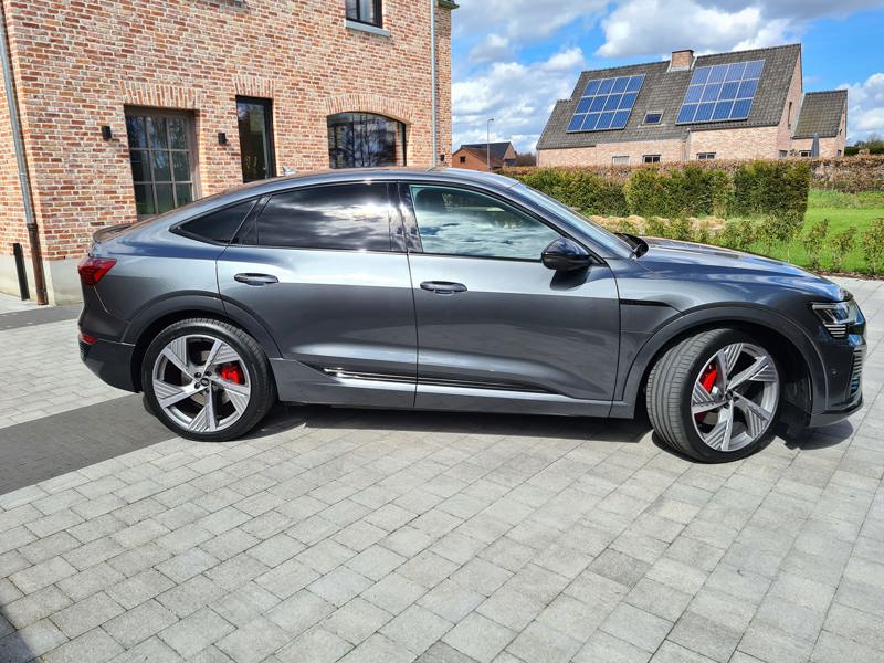 Audi Q8 e-tron in Daytona grey with black optics