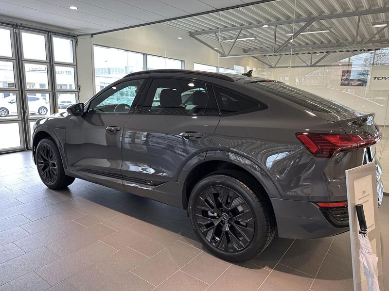 Audi Q8 e-tron in in magnet grey with black optics